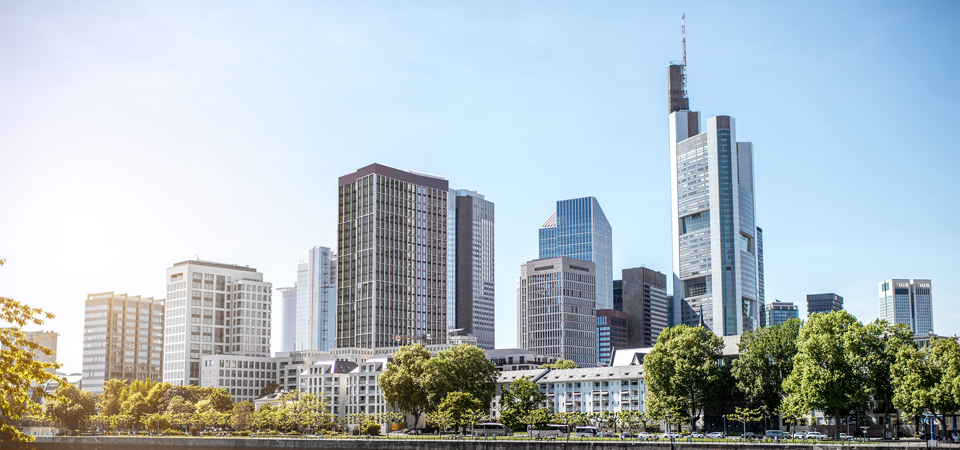 Frankfurter Skyline mit modernen Hochhäusern, repräsentativ für die Immobilieninvestments und urbanen Entwicklungen, die ENIGMA GmbH begleitet.