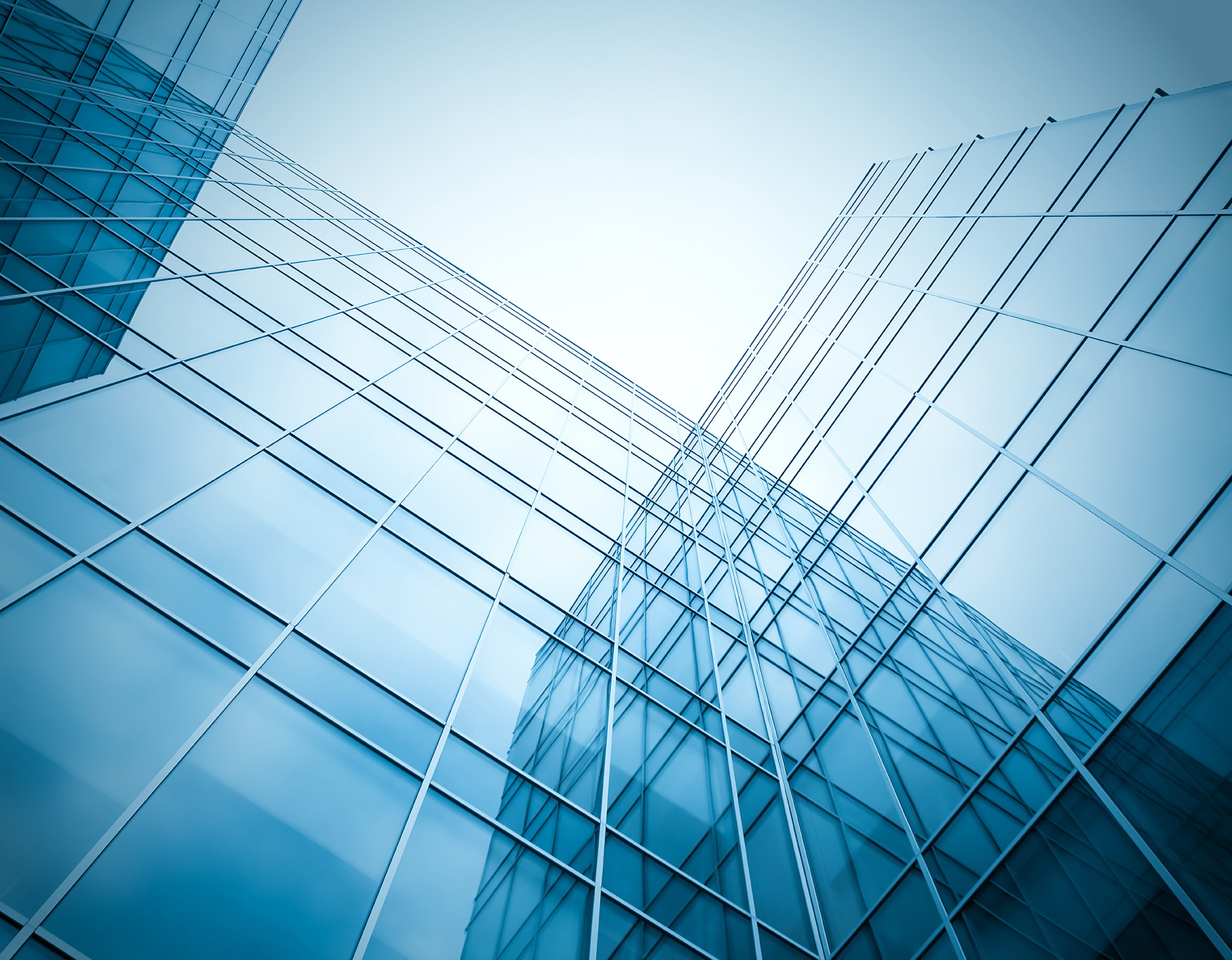 Moderne Glasfassade eines Bürogebäudes, repräsentativ für die professionelle und zukunftsorientierte Unternehmenskultur von ENIGMA GmbH, einem internationalen Consulting- und Investmentunternehmen mit Fokus auf Immobilieninvestments, Venture Capital und Photovoltaik.